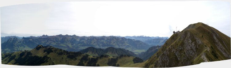 Panorama da est a sud dalla Croix del Petit Moléson (26770 bytes)